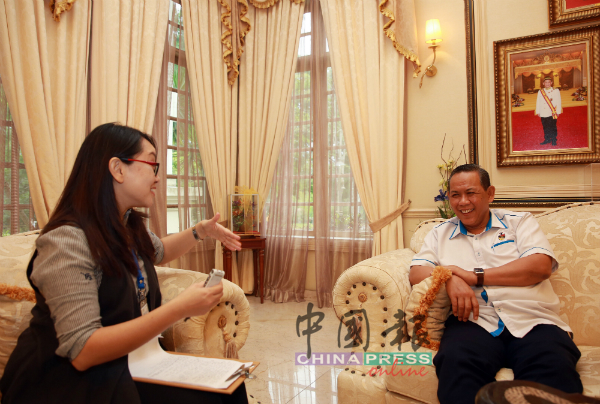 配合森州希盟政府执政一周年，森大臣阿米努丁（右）在官邸接受《中国报》高级记者戴美清专访。