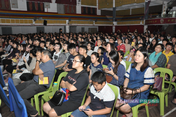 芙蓉中华中学琴健绕宇音乐会吸引近500人出席，场面热闹。