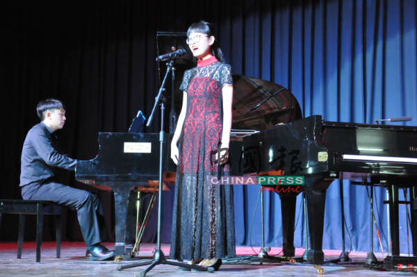 女高音刘慧欣演绎《小鸟飞来了》，李健宇则在一旁伴奏，场面唯美。
