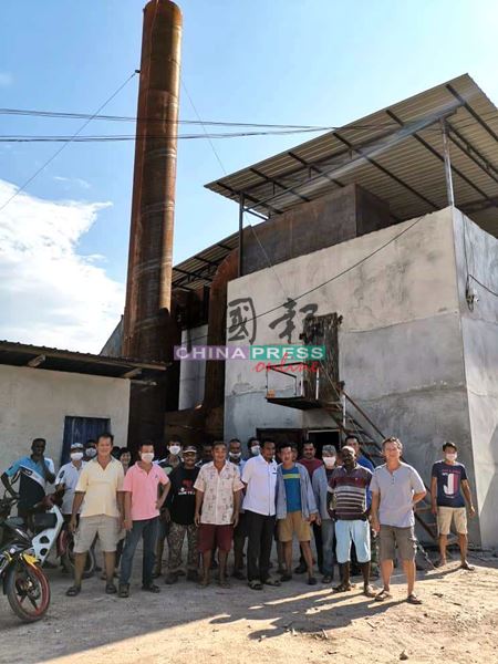 莫哈末依斯韩（中穿白衣者）与居民，在即将投入运作的新设铜制品溶解厂展开抗议。