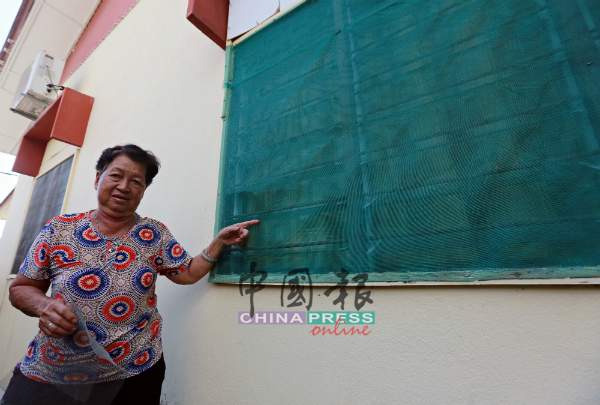 唐亚妹的住家险些被窃，铺在窗户的蚊纱被剪破，已在短时间重铺。