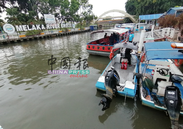 位于香料园的马六甲游船河船只暂停服务，以清理河流。
