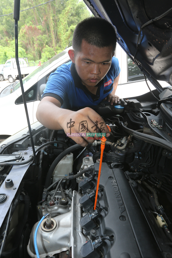驾车人士应定时更换引擎润滑油，确保带走引擎磨损产生的金属碎屑，并保护引擎气缸。