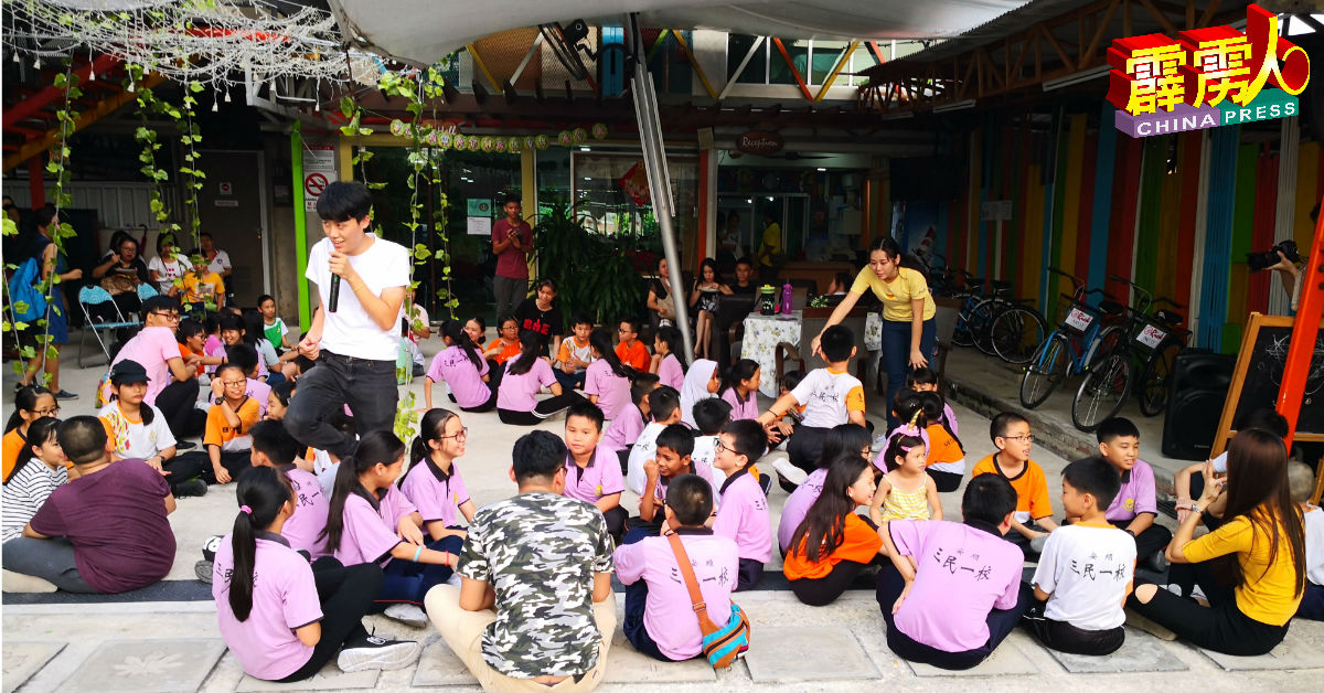 优大“爱心联盟”义工队，义务为2间学校的小学生，带动团康活动。