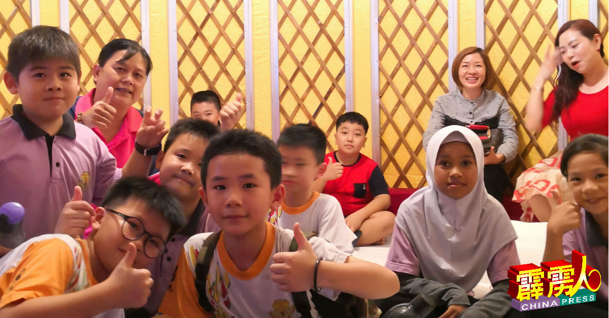 三民华小一校学生与家长，一起进入蒙古包里体验。