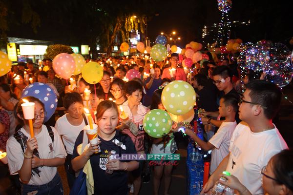 芙蓉慈悲布施善缘团派发开心气球、LED汽球及发光灯饰给参与游行的民众，广结善缘。
