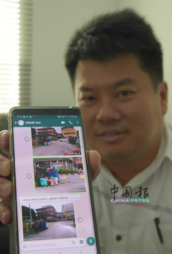杨胜利展示选民通过WhatsApp应用程序，向他作出种种民生投诉，也庆幸通过此平台，迅速解决民生问题。