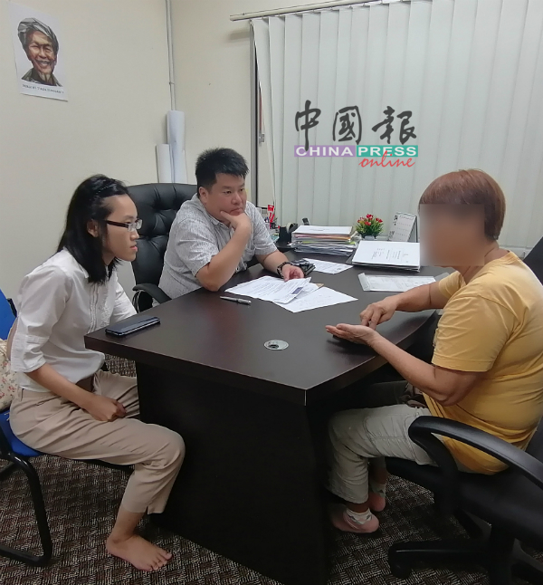 杨胜利（中）每逢周三在鲁容选区协调及发展中心，提供法律谘询服务。