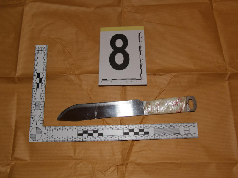 嫌犯随后被捕，警方起获一把刀子。（警方提供）