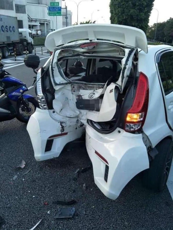 白色轿车的车尾被撞得严重凹陷。（取自面书）