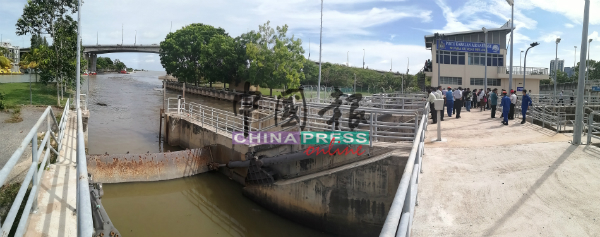 位于马六甲河口的拦河坝，4个闸门中仅有一个正常操作。