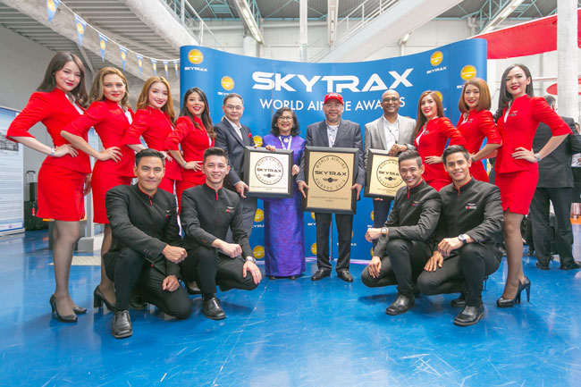 亚航同时获颁“亚洲最佳低成本航空”及“世界最佳低成本航空商务舱”奖项。站者左5起：纳达、拉菲达、卡马鲁丁和博宁甘。
