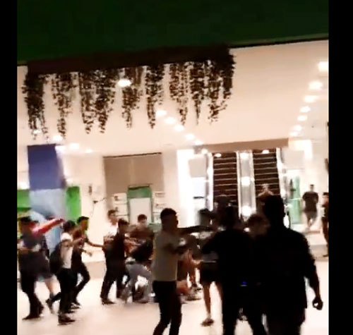 一批男子在酒廊外殴斗，现场十分混乱。