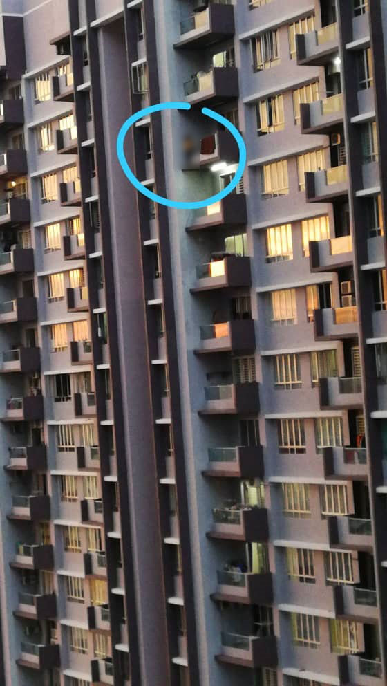 女子疑因面临压力想不开，企图从34楼高的公寓单位跳楼轻生。