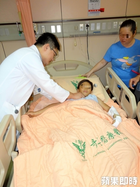 奇美傷口照護中心主任林佑丞檢查住院男童的相關傷勢。