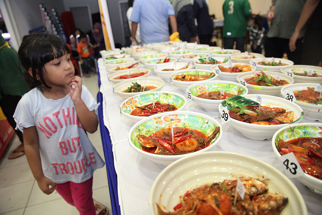 135人创造马来西亚首个烹饪最多亚参鱼纪录，获颁《大马纪录大全》。