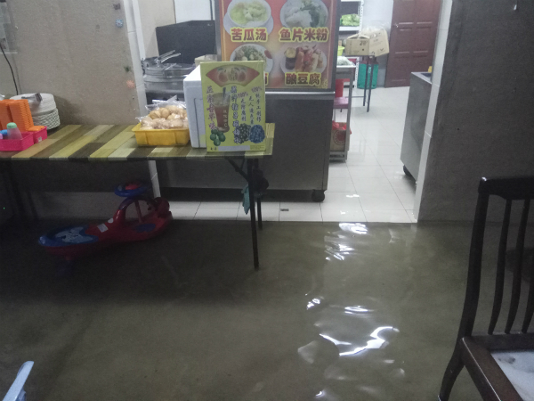 翁财龙的饮食店浸水。