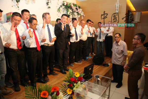 诺依占（右起）及颜文龙担任新届理事就职礼监誓人。
