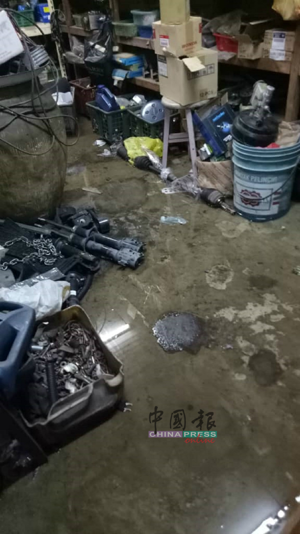 轮胎店内的零件被水浸湿，造成损失。