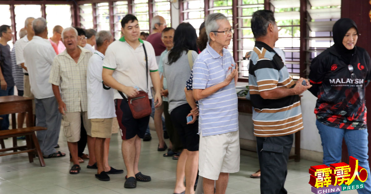市民耐心排队等候登记及投票。