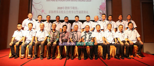 马六甲公教中学新届校友会理事。坐者左4起为林兴南、侯金顺、张德福及谭保同。