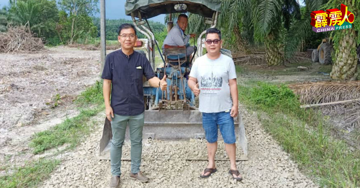 刘昌隆（左）巡视爱大华拉惹依淡通往哲仁新村的道路维修工程。
