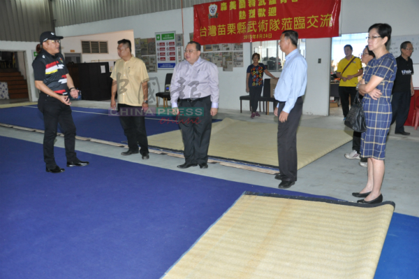 张金发（左）向前来慰问和伸援手的森马华领袖展示受潮的地毯，右起郑瑞芝、林国坚、萧开文和许金水。