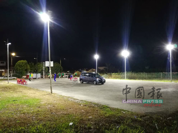 梅岭山庄民众会堂旁边篮球场已装上照明灯，方便居民在此打篮球或运动。