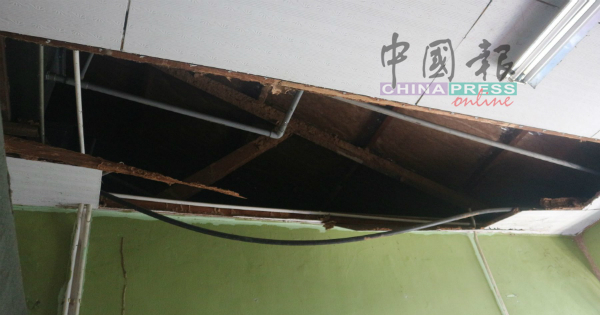 其中一个摊档的天花板遭白蚁蛀蚀，呈现一个大洞。