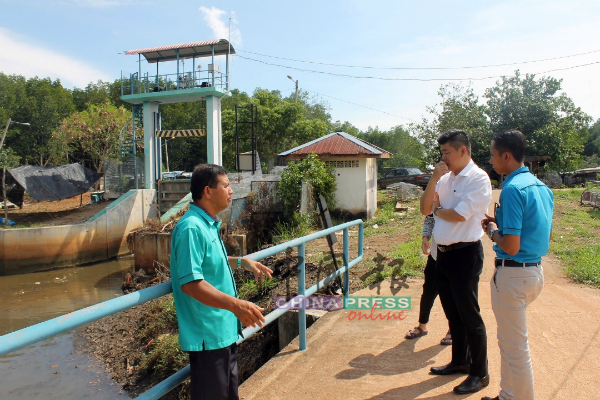 朱建华（右2）聆听森州水利灌溉局官员汇报提升工程的详情。
