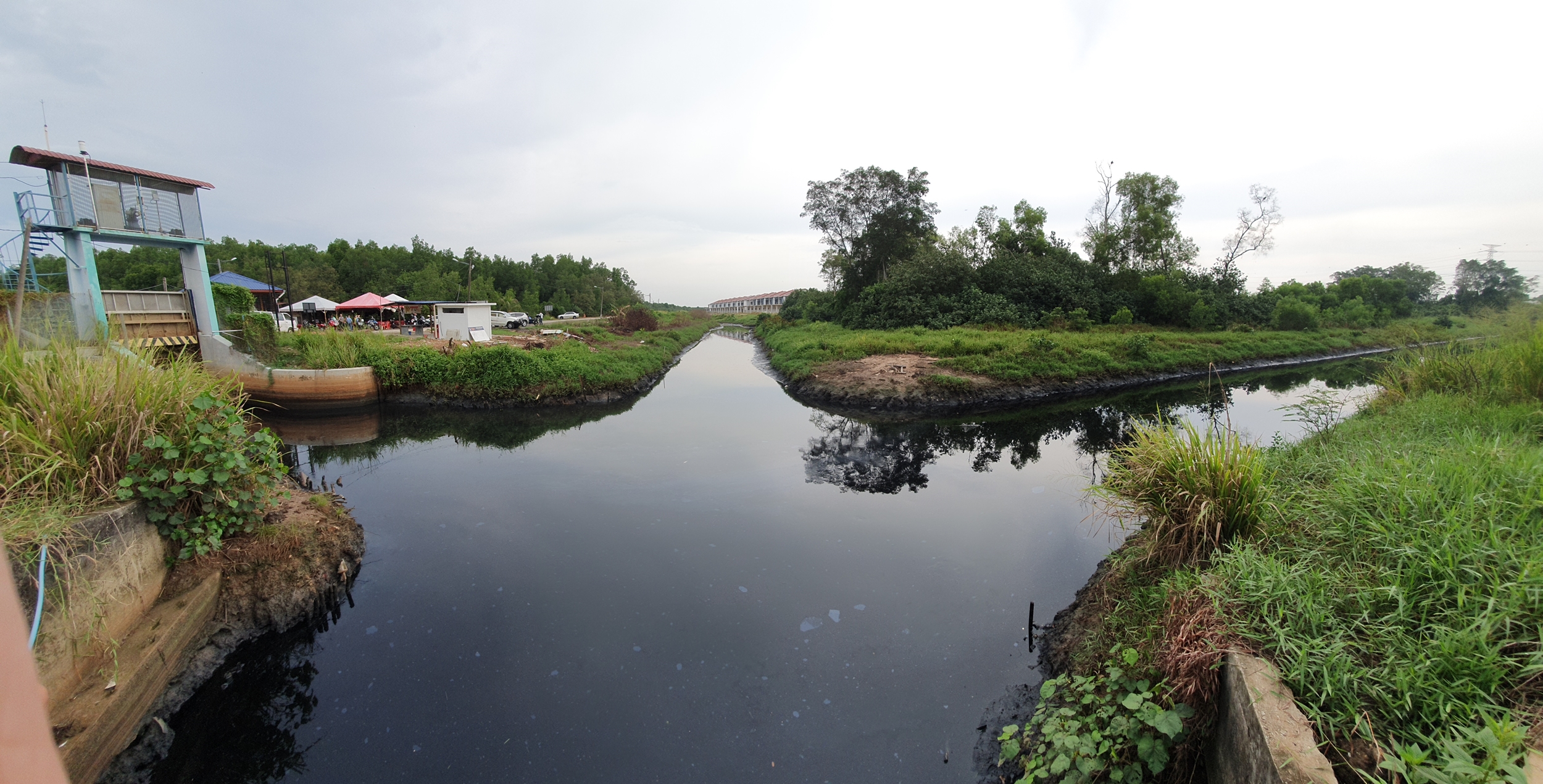 芦骨格吉河这2天被渔民发现出现一摊黑水，而且河面也明显有油迹。