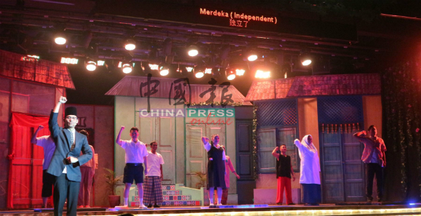 《触动古城》音乐剧的其中一幕，是我国宣布独立的历史时刻。