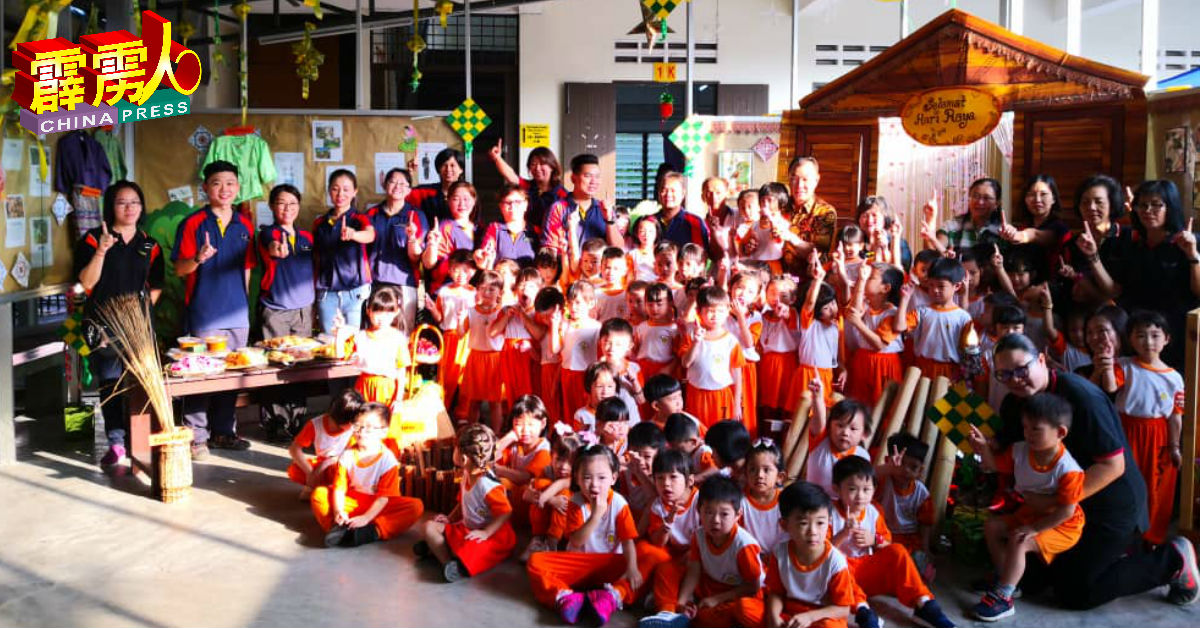 三民华小一校在校园设立马来风摆设，邀请数间幼儿园来访参观与交流。