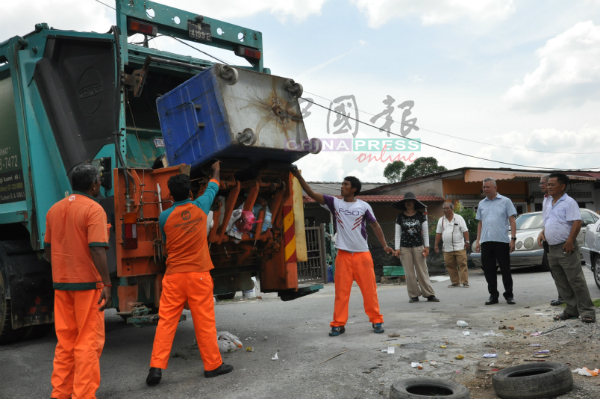 叶耀荣形容这将是垃圾车最后一次在此处清理垃圾槽，建竣的垃圾地台不日启用。