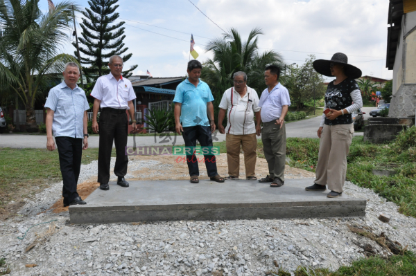 叶耀荣（左）带着助理和万茂新村村委会巡视刚竣工的新垃圾槽地台，右起郑进蕊、李光兴和林坚义（左2）。