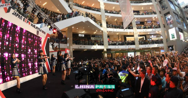 AKB48首次在大马演出，获不少粉丝支持，也吸引观众止步欣赏。