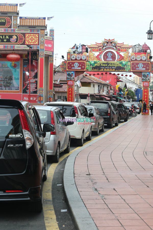 鸡场街在平日也有许多民众违规泊车，造成交通拥挤。