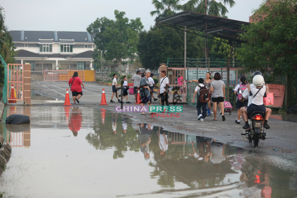 招茂小学仅是校外道路淹水，校园内不受影响。
