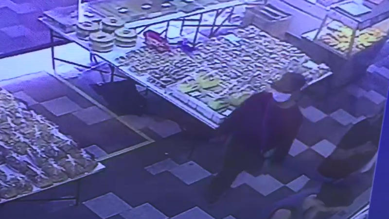 商店附近的电眼也拍到男子案发前经过面包店，戴帽子和口罩走向当铺。（受访者提供）