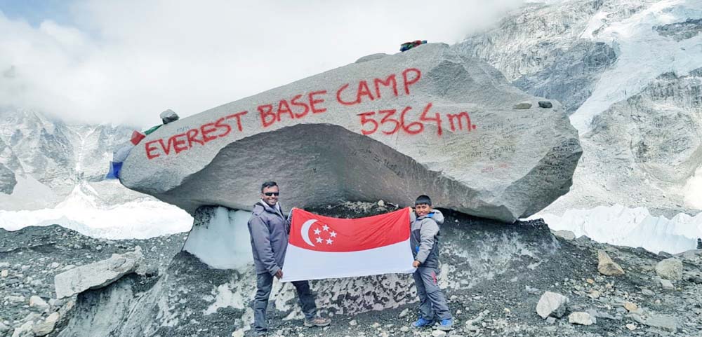 达杉与父亲一同登上5364公尺高的珠穆朗玛峰基地营。 
