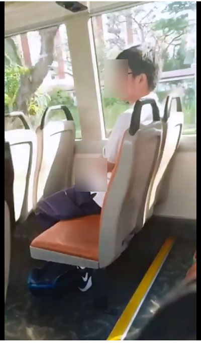 库尔乘搭公共巴士时，发现一名戴眼镜的男生坐在座位上手淫，且一直望向前方一名女中学生。