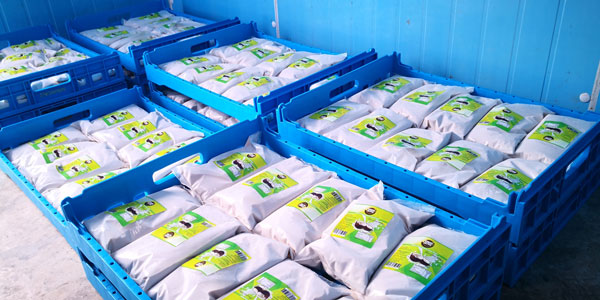 新鲜椰浆经机器包装后，速冻后可销到中国。