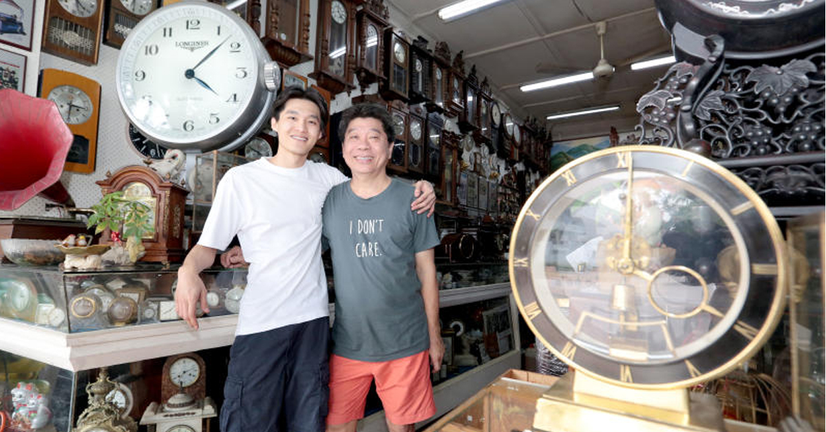 昌安钟表目前由林志光（右）和林吉祥父子档经营。