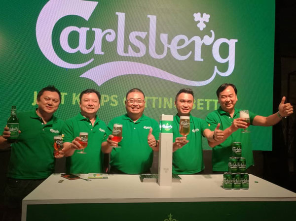 陈森宦（左3）、陈志强（左起）、陈进裕、朱泽豪及林荣华高举换上Carlsberg新包装的啤酒、酒杯，向现场出席Carlsberg新形象推介活动的商家及支持者，以示感谢捧场。