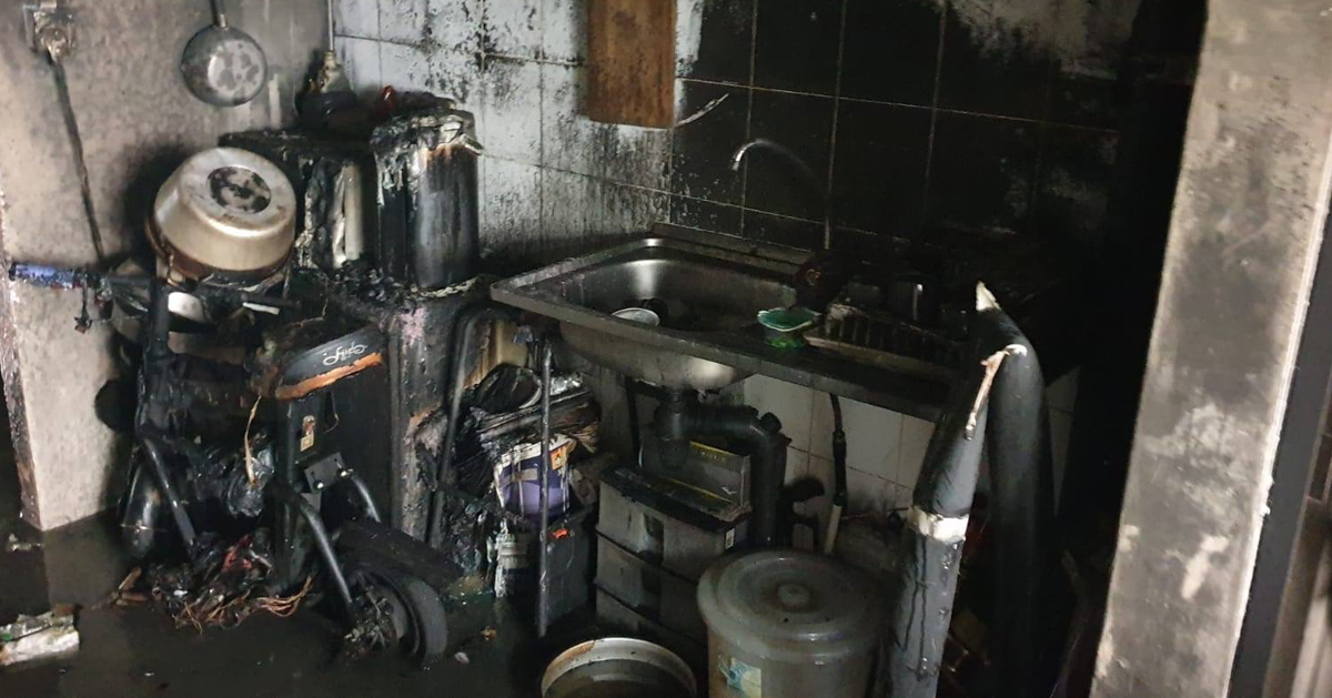 放在厨房充电的个人代步工具突然起火燃烧。