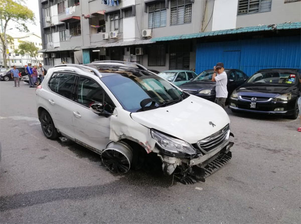 嫌犯所驾驶的轿车在逃避追捕的过程中撞及多辆轿车，导致嫌犯所驾驶的轿车毁不成形。