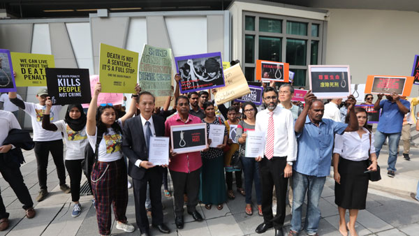  苏仁德兰（右3起）协同帕拉美斯，与林继昌（左2）代表各方，向新加坡最高专员署提呈“要求新加坡政府重新考虑特赦死囚”备忘录。