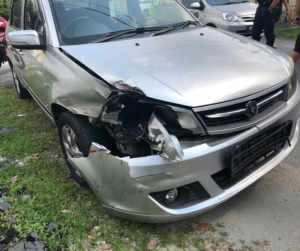 华裔车主的轿车车头被撞至毁损。（取自Gabrielle Liew面子书）