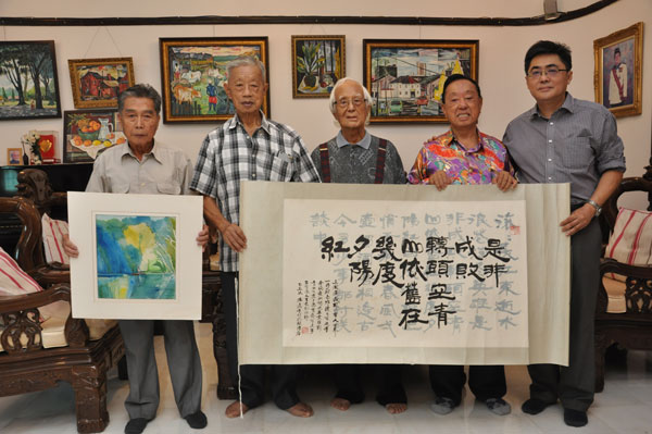 谢文川（左起）、陆景华、李俊、陆景隆及林启发，邀请大家出席“耄耋之美”森州前辈艺术家联展。