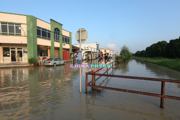 默迪卡再也工业区的道路与水沟遭水淹没，难以分别沟渠与道路。